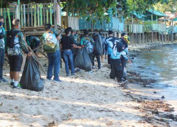 Rutin Setiap Bulan, Komunitas Seabrotherhood TNI Dan BNI Kabupaten Karimun Lestarikan Pantai Pelawan