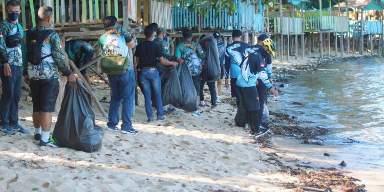 Rutin Setiap Bulan, Komunitas Seabrotherhood TNI Dan BNI Kabupaten Karimun Lestarikan Pantai Pelawan