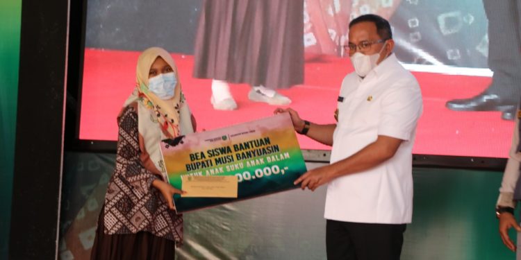 Bupati Muba Berikan Beasiswa Ke Suku Anak Dalam