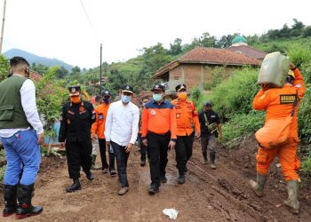BNPB Bersama Komisi VIII DPR RI Tinjau Longsor Sumedang