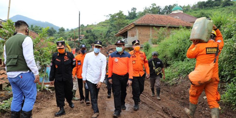 BNPB Bersama Komisi VIII DPR RI Tinjau Longsor Sumedang