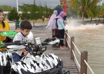 Serunya Nikmati Deburan Ombak Laut Natuna di Pantai Piwang
