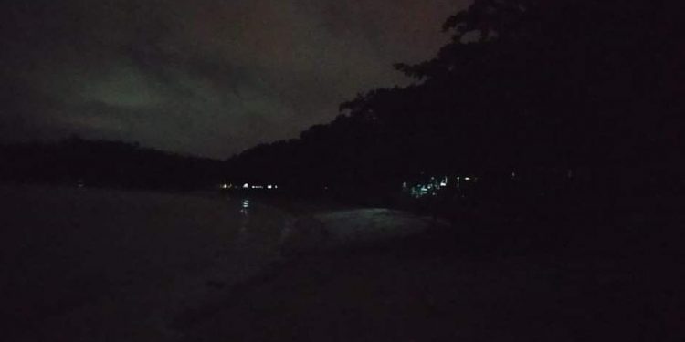 Dukung Kemajuan Pariwisata, BUM-Des Bersama Tim CD Bantu Penerangan Pantai Pelawan