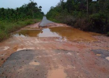 Jalan Utama Menuju Tiga Desa Rusak Parah