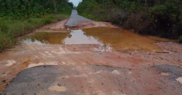 Jalan Utama Menuju Tiga Desa Rusak Parah