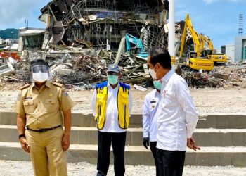 Tiba Di Sulbar, Jokowi Langsung Tinjau Kantor Gubernur Yang Rusak Karena Gempa