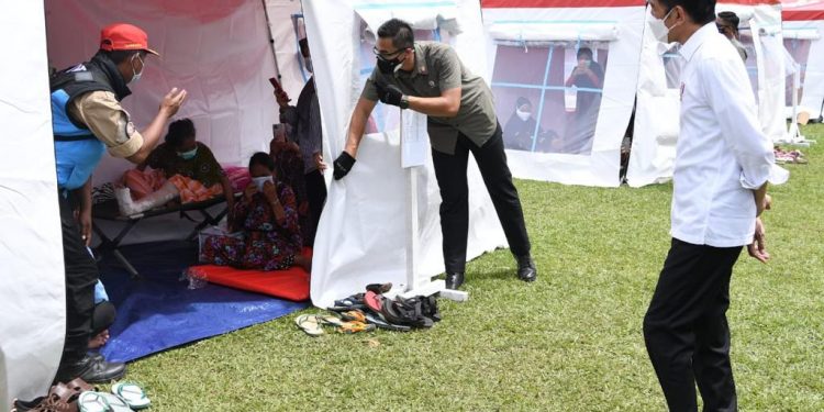 Presiden Kunjungi Posko Pengungsian Mamuju dan Pastikan Bantuan bagi Warga Terdampak Gempa