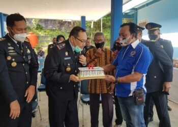 PWI Lingga Serahkan Kue Hari Bakti Imigrasi Dabo Singkep