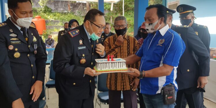 PWI Lingga Serahkan Kue Hari Bakti Imigrasi Dabo Singkep