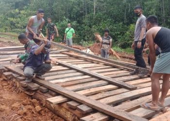 Jalan Terputus, Satgas Yonif 125/SMB Bersama Koramil, Polsek Dan Warga Kerja Bakti Lakukan Perbaikan