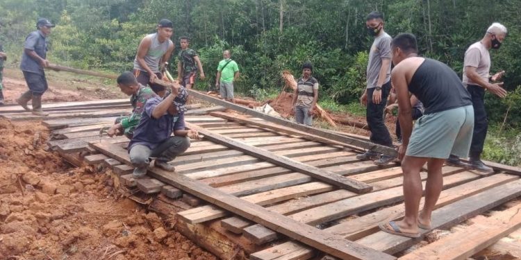 Jalan Terputus, Satgas Yonif 125/SMB Bersama Koramil, Polsek Dan Warga Kerja Bakti Lakukan Perbaikan
