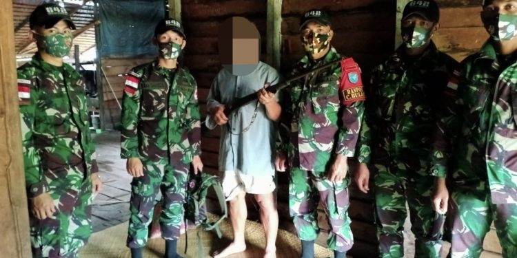 Warga Perbatasan Perbatasan Serahkan Tiga Pucuk Senjata Api Kepada Satgas Yonif 642/Kapuas