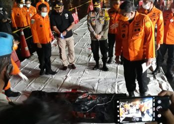 Permulaan, Kabasarnas Serahkan Serpihan SJ182 Ke DVI