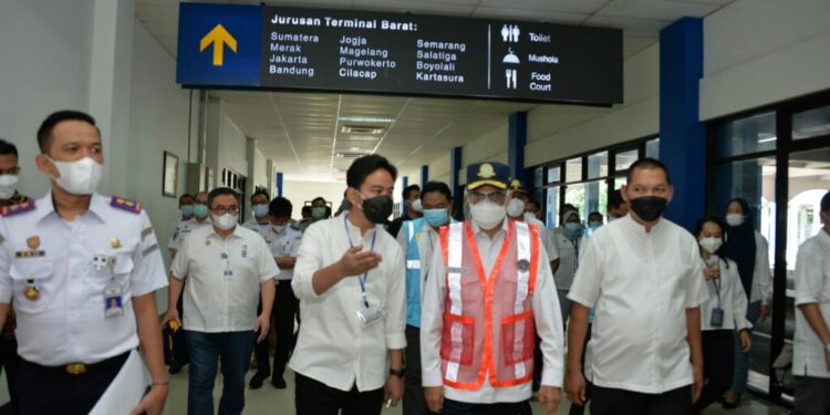 Menteri Budi Karya dan Wali Kota Gibran Lihat Progres Peningkatan Fungsi Terminal Tirtonadi Solo