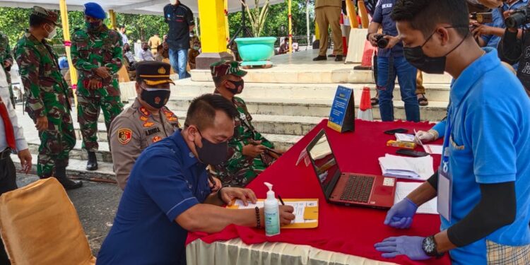 Plt Bupari Lingga Terima Suntik Vaksin Pertama di Lingga Dari 23 Lainnya