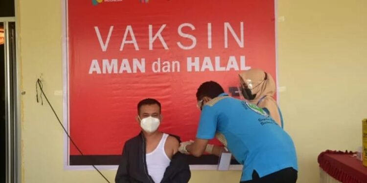 Ketua DPRD Lingga Penerima Vaksin Sinovac Covid – 19 Perdana Di Lingga