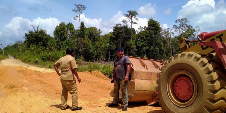 Camat Singkep Barat Lakukan Penimbunan Jalan Rusak Lintas Kecamatan