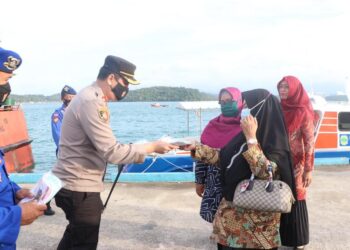 Polres Lingga Dukung Program Kapolri Bagikan Masker Gratis