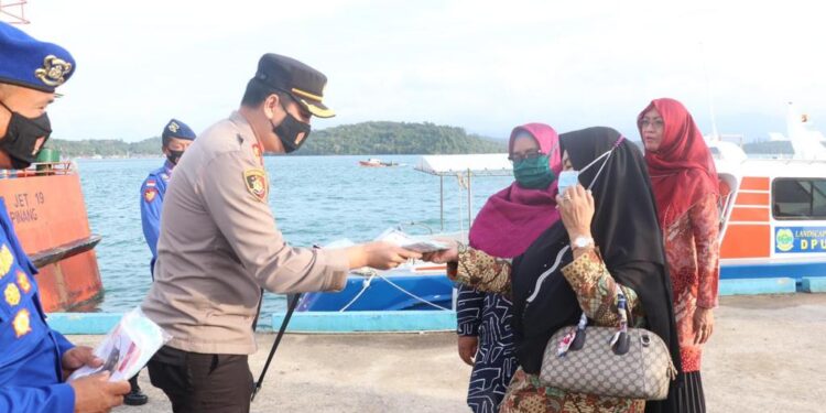 Polres Lingga Dukung Program Kapolri Bagikan Masker Gratis