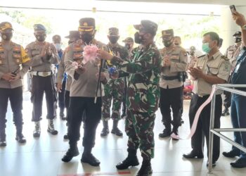 Disejalankan Pembagian Bansos Kepada Porter Dan Sopir, Kapolresta Resmikan Pelabuhan Sekupang Jadi Pelabuhan Tangguh