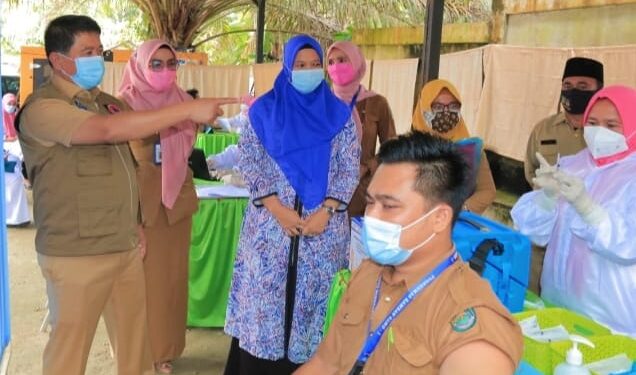 Sekda Rohul Tinjau Vaksinasi Tenaga Medis Di Puskesmas