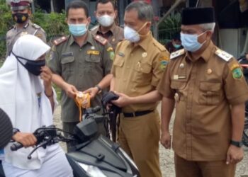 Momen Giat Inmendagri 1/2021, Wabup dan Sekda Palas Bagi Masker Setelah Vaksinasi