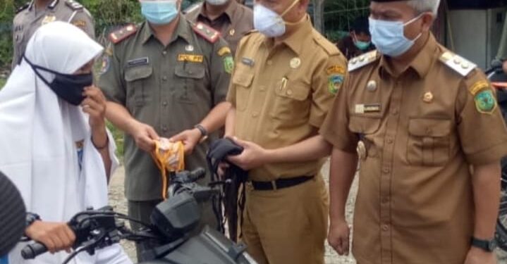 Momen Giat Inmendagri 1/2021, Wabup dan Sekda Palas Bagi Masker Setelah Vaksinasi