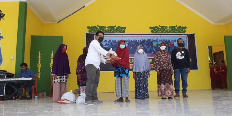 Komunitas Seniman Api Bagikan Sembako Kepada Orang Tidak Mampu