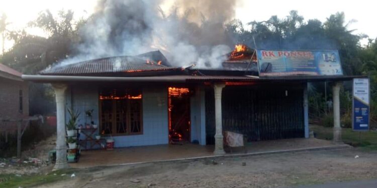 Diduga Korsleting Listrik, Satu Rumah Hangus Terbakar “Damkar Lamban”