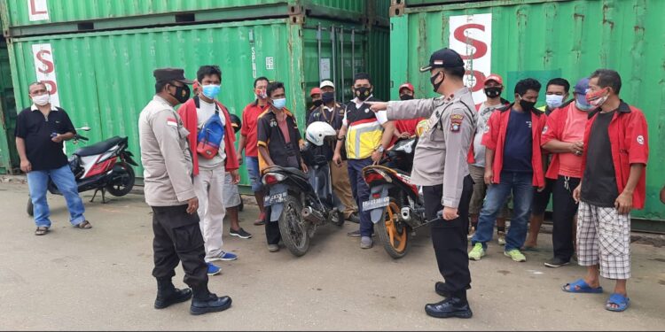 Putus Penyebaran Covid 19, Polsek KKP Batam Bagikan Ribuan Masker Di Enam Pelabuhan