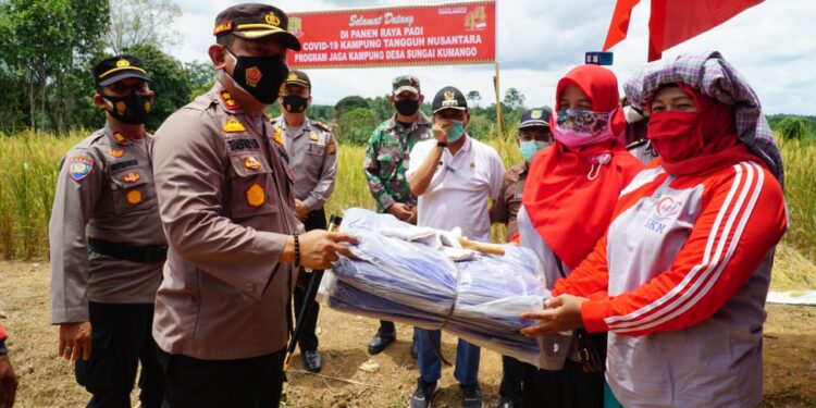 Hadiri Panen Raya Padi, Kapolres:Kampung Tangguh Dapat Memberikan Mamfaat Diera Pandemi
