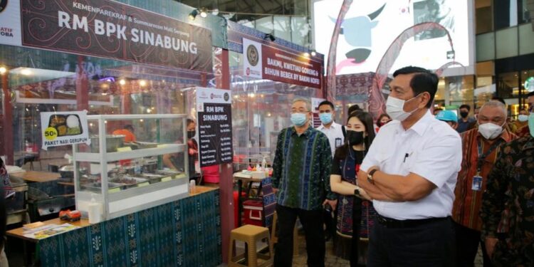 Pameran Beli Kreatif Danau Toba Digelar, Menko Luhut Minta Masyarakat Kenali Potensi Wisatanya