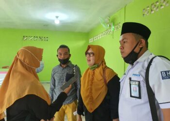 Sekretaris dan Bendahara LBH Perkumpulan Tiga Perbatasan saat memberikan kerangan persnya