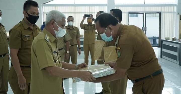 Bupati Asahan Serahkan SPPT Dan DHKP PBB-P2 Tahun 2021 Kepada Camat