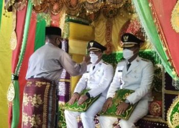 Bupati Dan Wakil Bupati Lingga Ikuti Prosesi Tepuk Tepung Tawar