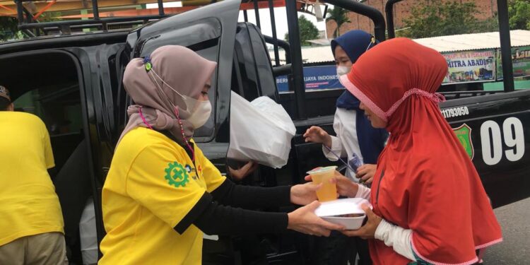 Jumat Barokah, PT MEP Berbagi Nasi Untuk Tukang Becak Dan Ojek