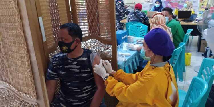 TNI-AL Tanjung Balai Karimun Gelar Vaksinasi