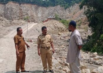 Camat Aek Songsongan Tinjau Jalan Rusak Di Obyek Wisata Bedeng, Marjanji Aceh