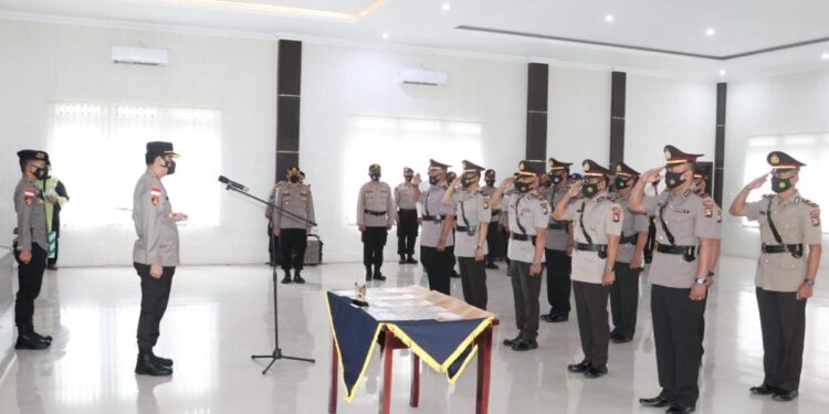 Kapolres Lingga Pimpin Upacara Sertijab 5 Pejabat Utama Polres Lingga