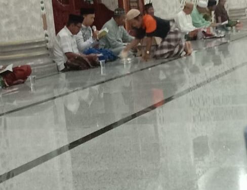 Ust. Ibrahim Pimpin Doa dan Baca Yasin Malam Nisfu Sya’ban Di Masjid Agung Nurul Makmur