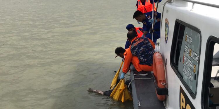 Polair Polres Karimun Temukan Mayat Laki-Laki Mengapung Di Perairan Saipem