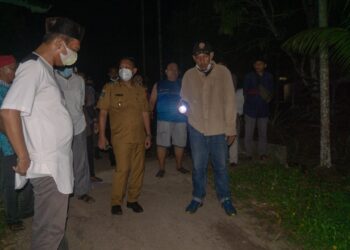 Jalan Rusak Puluhan Tahun,  Neko Wesha Turun Langsung Ajak Kadis PUPR