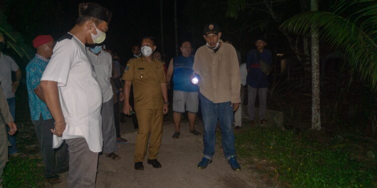 Jalan Rusak Puluhan Tahun,  Neko Wesha Turun Langsung Ajak Kadis PUPR