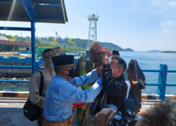 Tiba Di Pelabuhan Sungai Tenam, Bupati Lingga Ditaburi Beras Kunyit