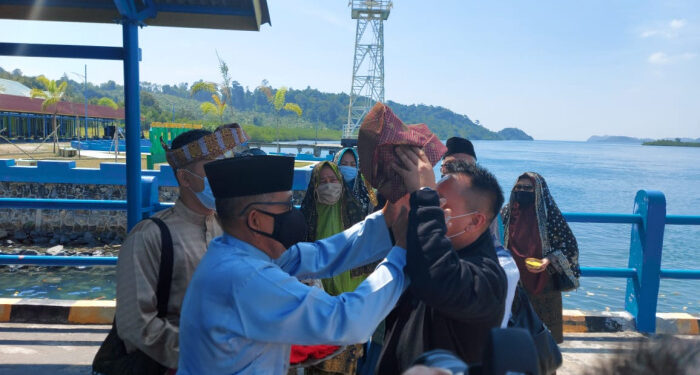 Tiba Di Pelabuhan Sungai Tenam, Bupati Lingga Ditaburi Beras Kunyit