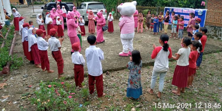 Tanggap Dampak Bencana, Bhayangkari Cabang Palas Berikan Bantuan Trauma Healing Kepada Masyarakat