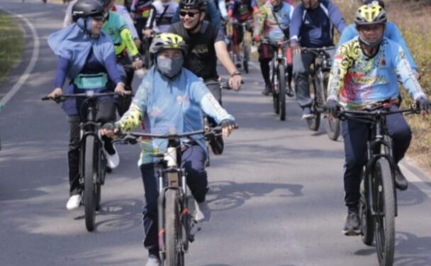 Kampanyekan Hidup Sehat, Bupati Asahan H Surya Gowes Bereng Komunitas Sepeda