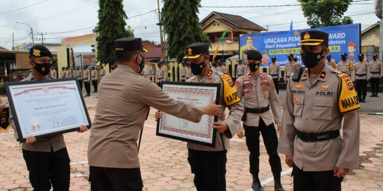 Kapolda Sumsel Berikan Reward Kepada Polri Berprestasi Yang bertugas Di Polres Muba