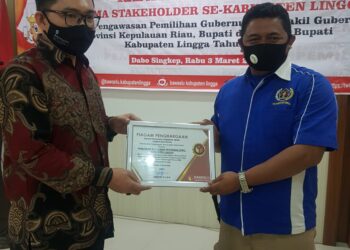 Bawaslu Lingga Berikan Piagam Penghargaan Pada PWI Lingga dan Stakeholder Yang Telah Ikut Berpatisipasi Dalam Pengawasan Pilkada Daerah