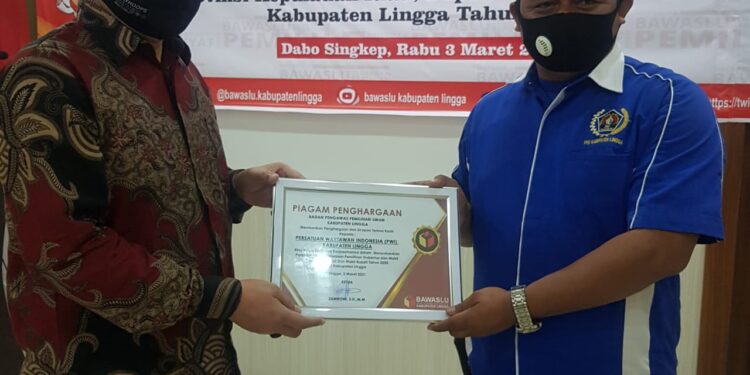 Bawaslu Lingga Berikan Piagam Penghargaan Pada PWI Lingga dan Stakeholder Yang Telah Ikut Berpatisipasi Dalam Pengawasan Pilkada Daerah